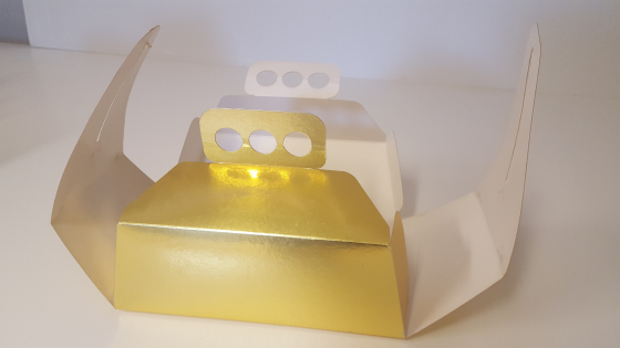 Arany színű süteményes doboz nyitva